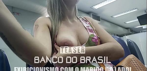  Cristina Almeida mostrando os peitinhos e sendo bolinada dentro do Banco do Brasil pelo Marido Corno